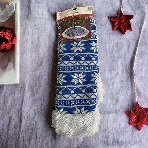 Holiday Style Tree Skirt 40 Inches Blue Snowflakes Round Sweater Faux Fur NEW